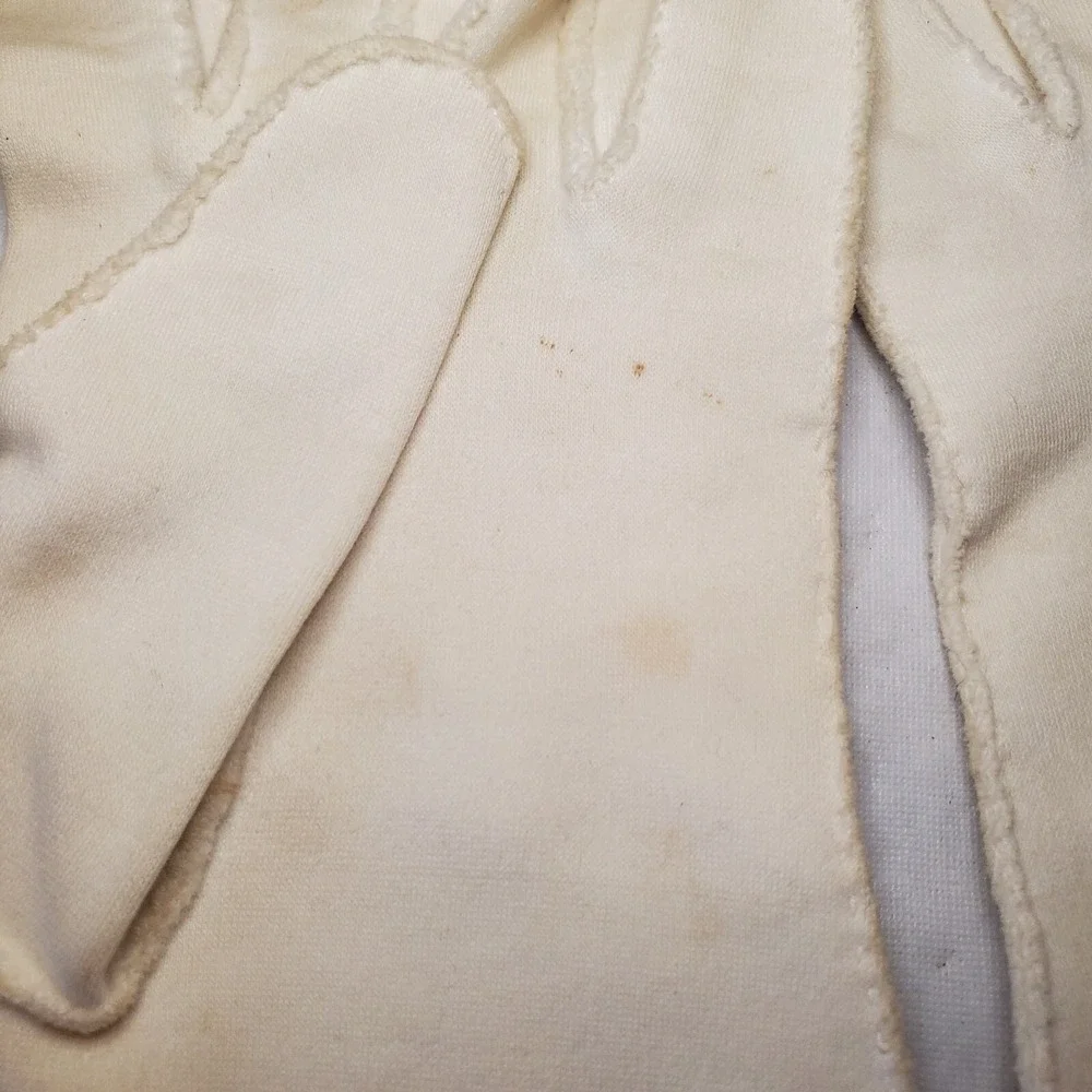 Vintage 1950s American Cotton Scalloped Ladies‎ Gloves With Eyelets. Ivory Color